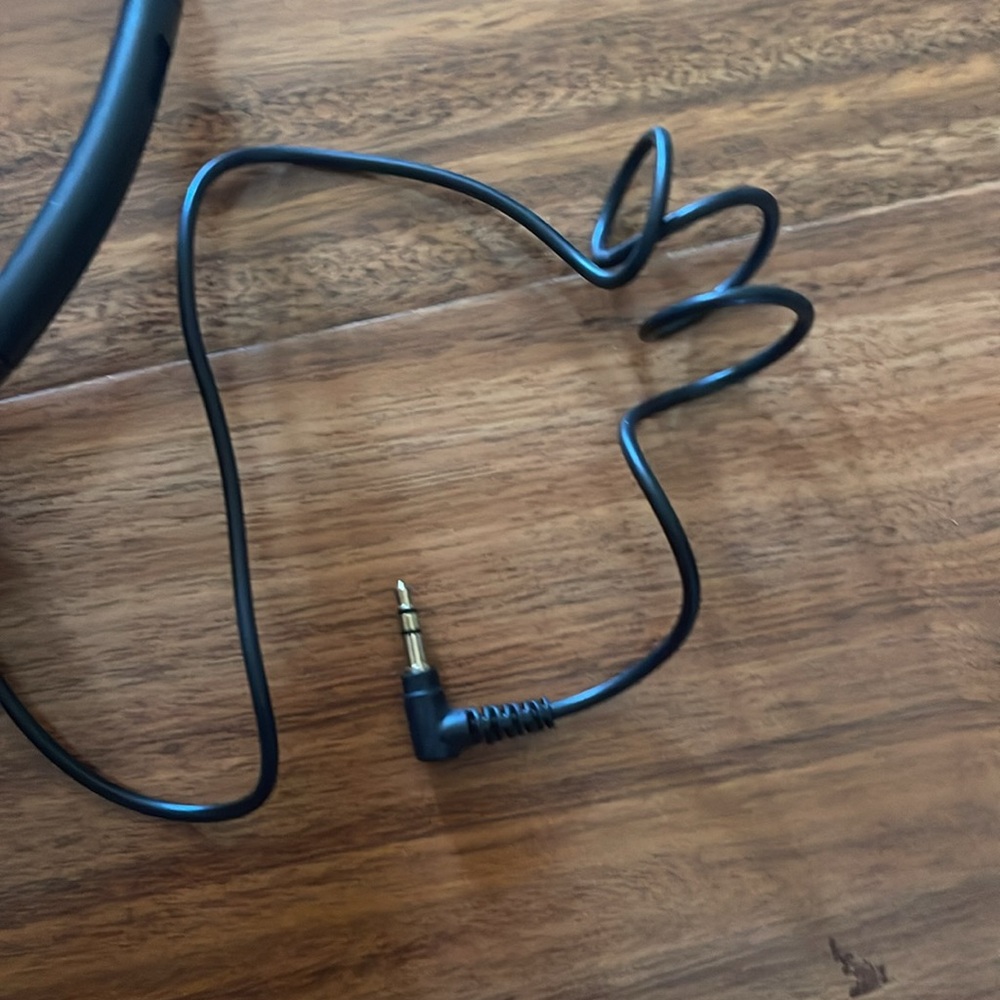 Black Wired Headphones - Picture 2 of 3